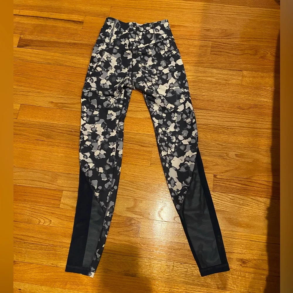 Old Navy Active Go-Dry Elevate Leggings in Youth Large.